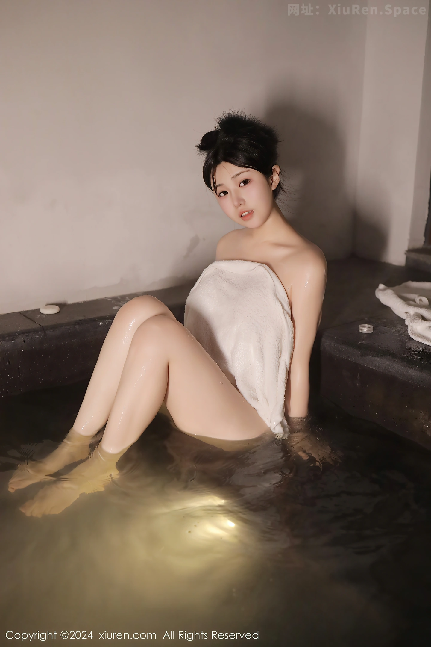 图片[4]-[XiuRen秀人网]VOL.7977 新人模特陈小花温泉场景性感白色浴巾裹身秀惹火身材诱惑写真58P-秀人网官方网站